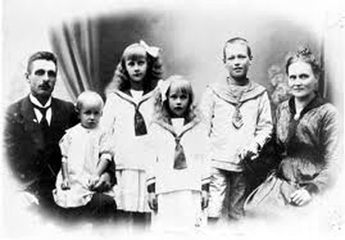 Photograph of Astrid Lindgren as a child, centre, with parents and siblings